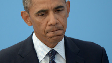 obama strangand din buze - getty