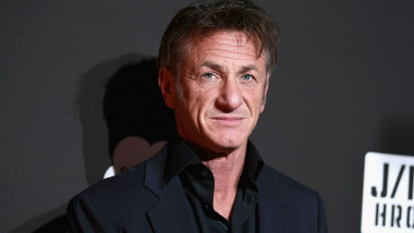 Sean Penn priveste spre camera