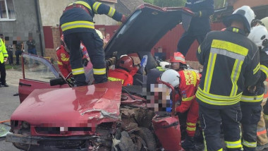 ouă autoturisme s-au ciocnit violent pe DN 13, pe raza localităţii Chendu din judeţul Mureş.