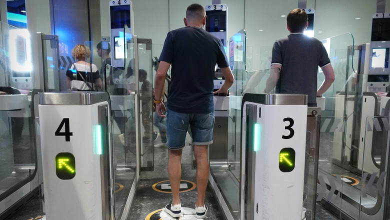 Air,Travellers,Pass,Through,Automated,Passport,Border,Control,E-gates,At