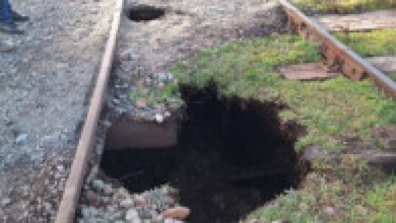 Pericol pe calea ferată, după ce pământul s-a surpat. Sursa foto: Digi24 | Poza 4 din 7
